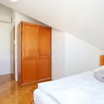 Gostinjska kuća And With Parking Space - 11623 Split