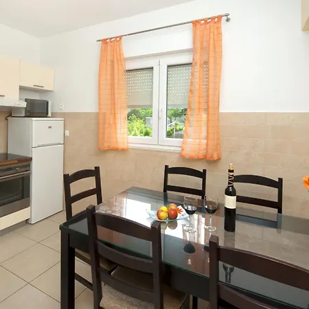 Гостьовий будинок And With Parking Space - 11623