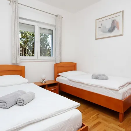 Гостьовий будинок And With Parking Space - 11623 3*