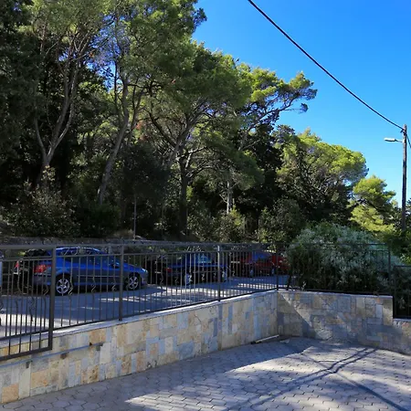 Гостьовий будинок And With Parking Space - 11623