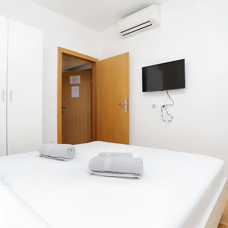 Гостьовий будинок And With Parking Space - 11623