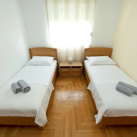 Гостьовий будинок And With Parking Space - 11623 3*