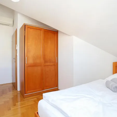 Гостьовий будинок And With Parking Space - 11623 Спліт