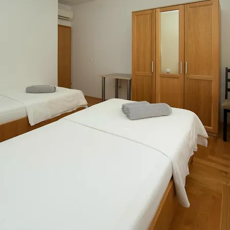 Гостьовий будинок And With Parking Space - 11623